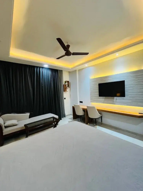Omaxe Hazratganj Studios