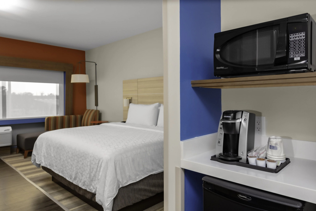 Holiday Inn Express & Suites Wilmington West - Medical Park by IHG