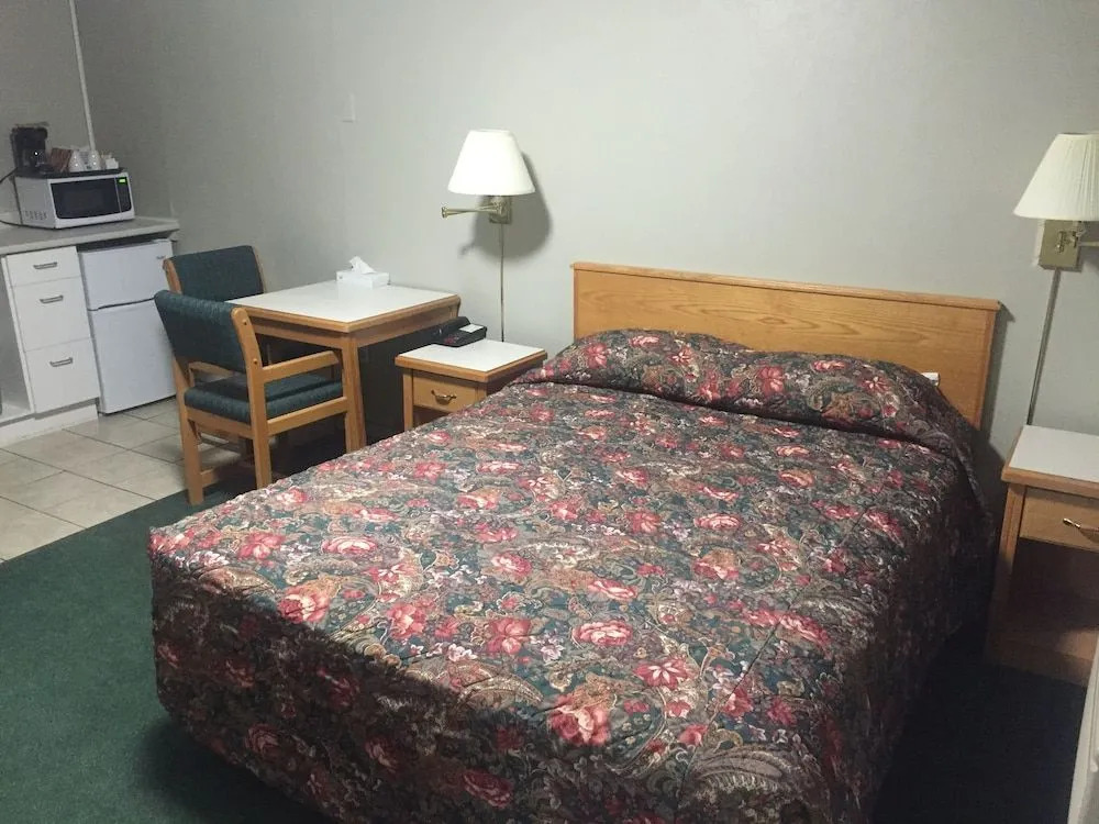 4 Pines Motel