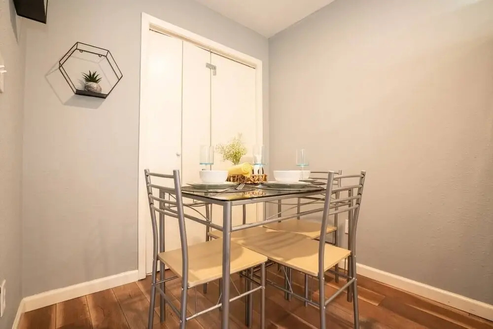 King Bed Retreat Fast Wifi Gated Complex