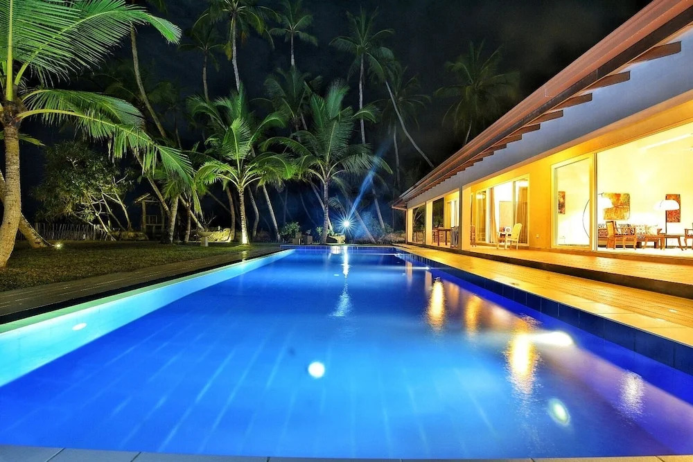 Arhimser Villa-superb 4 bedroom beachfront BB for 8 Ranna, Tangalle, pick up, serviced, taxes included