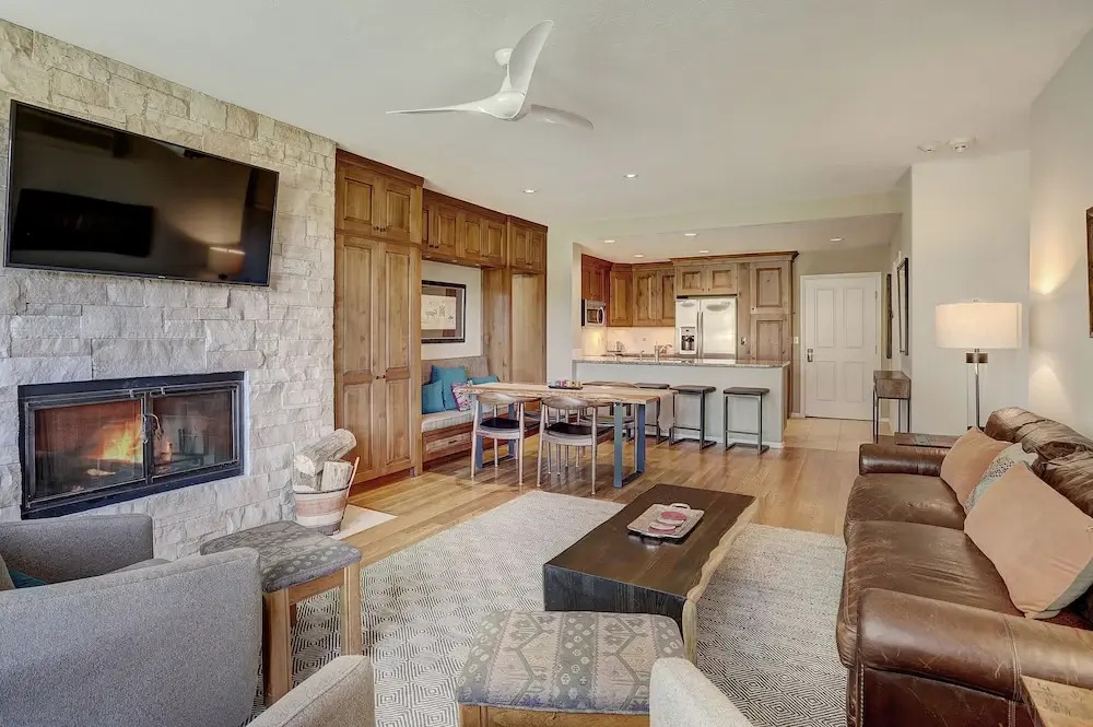 2Br Gorgeous & Updated Condo Arrowhead 2 Bedrooms 2 Bathrooms Condo