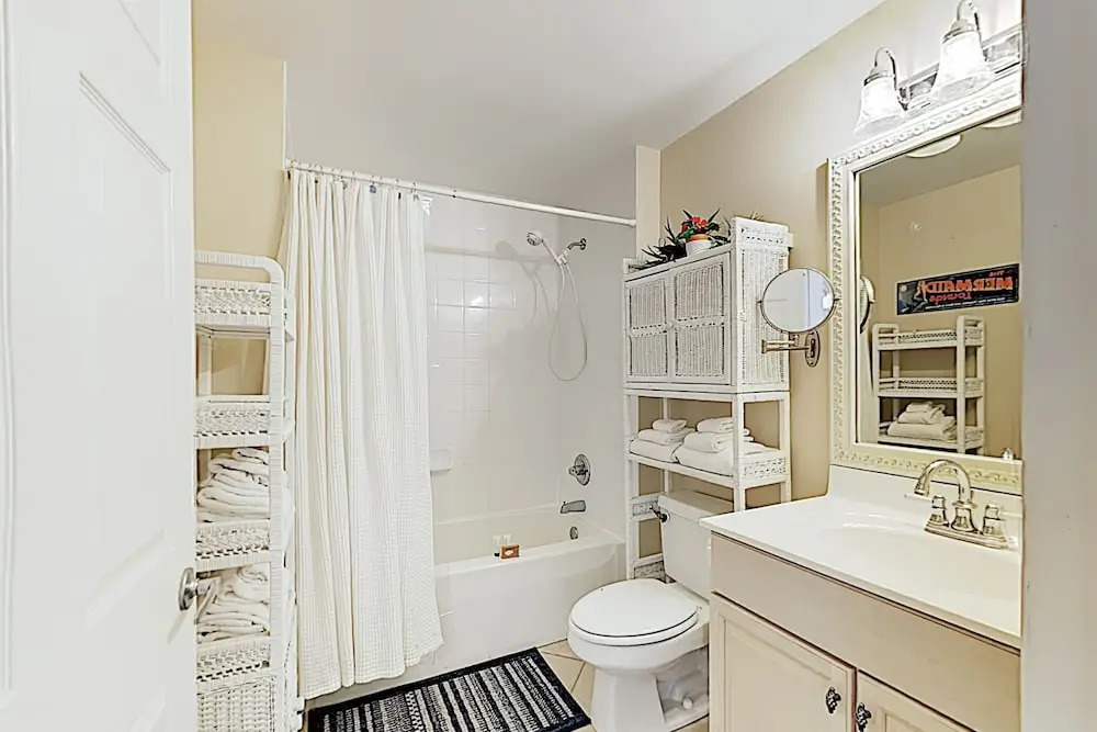 Chic Beachside W/ Pool & Bayfront Balcony 3 Bedroom Condo