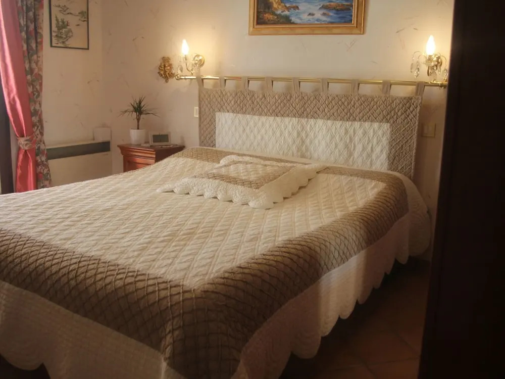 Vintage Holiday Home in Cotignac With Heated Private Pool