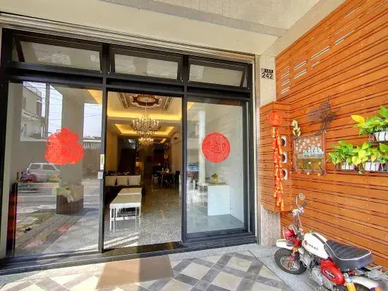 Fall In Love With Paris Hostel