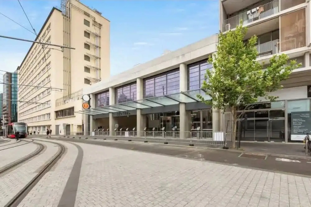 Central Art-filled 2 Beds With Balcony Aircon