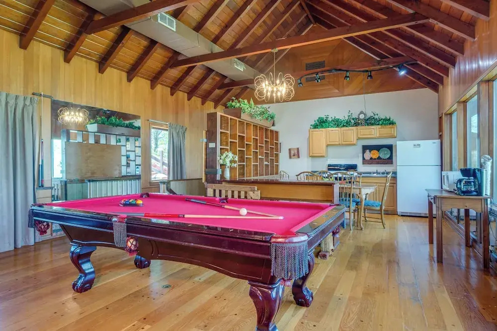 'ledge Lodge' Burkesville Getaway: Pool & Views!