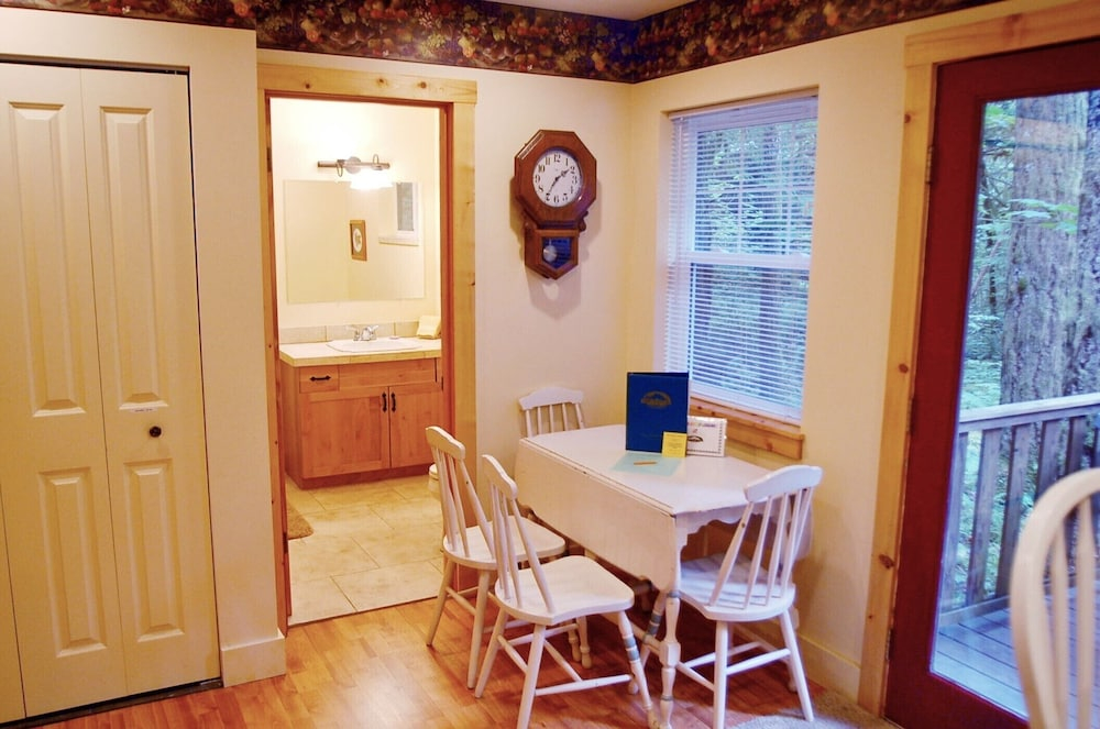 Glacier Springs Cabin 12 - Pet Friendly, Wifi, AC, Sleeps 4
