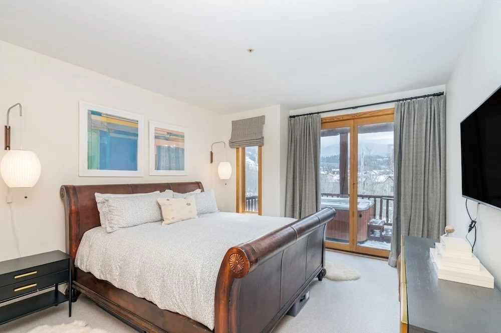Mountain Village Panoramic Views, Hot Tub, Fireplace townhouse