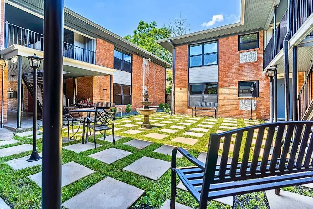 1BR in the Heart of Montrose! Free Parking 11-pr828684