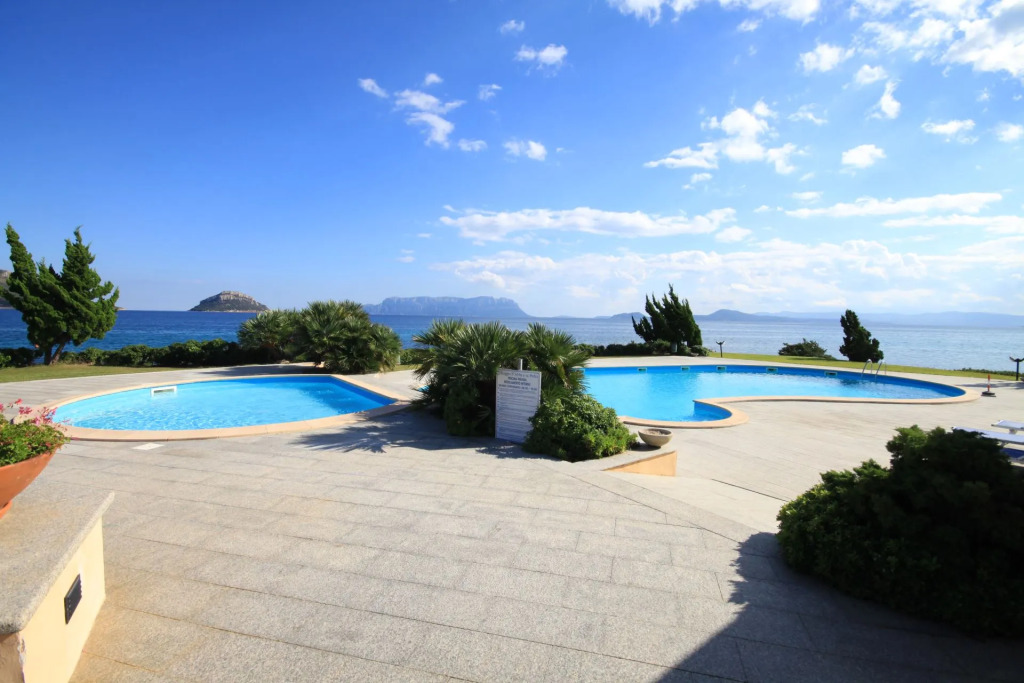 The apartment is located in the first row and directly overlooks the sea, being on the first floor a-S'Abba 81