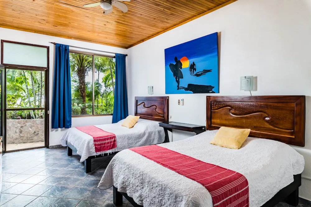 Witch's Rock Surf Camp Beachfront HOTEL