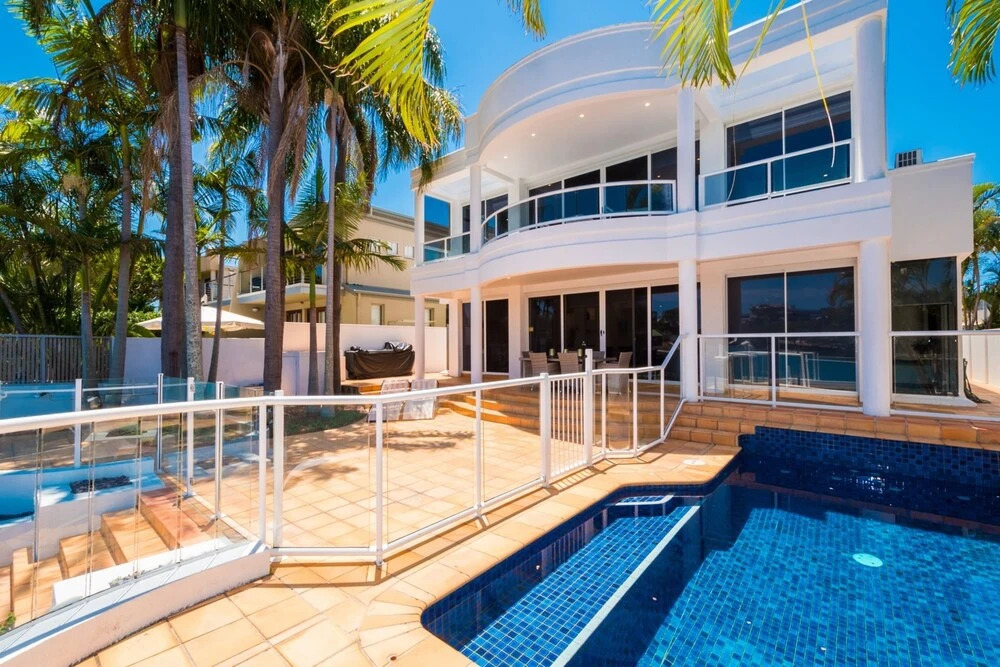 Edgewater on Chevron Waterfront 5 Bedroom Deluxe House Central Surfers