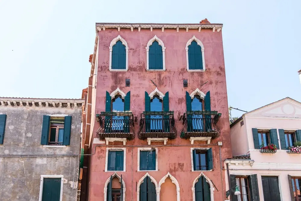 20 Windows on Venice
