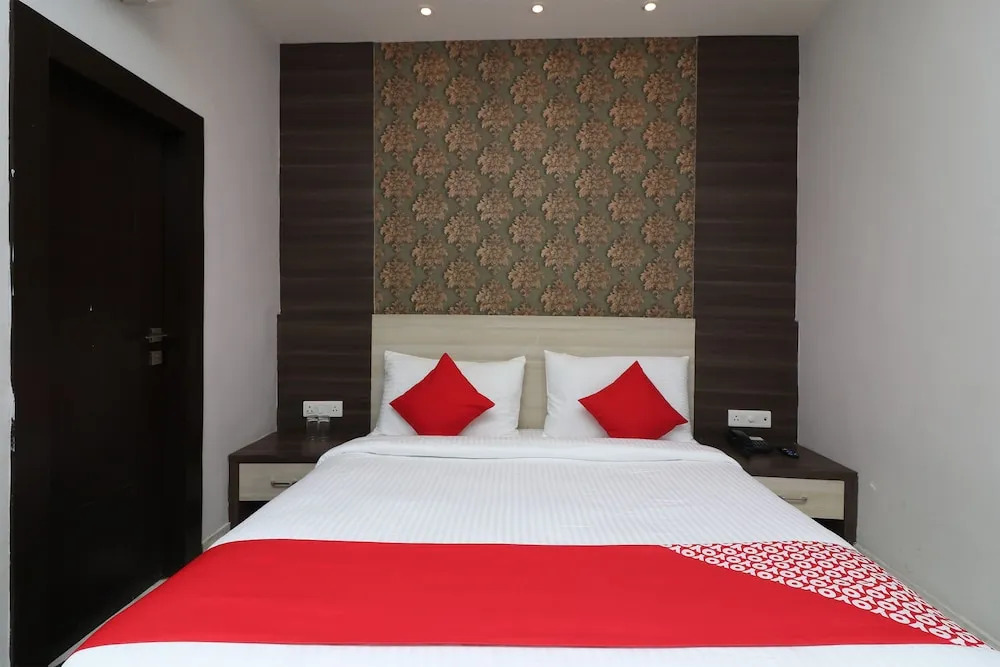 OYO 7044 Hotel Megha