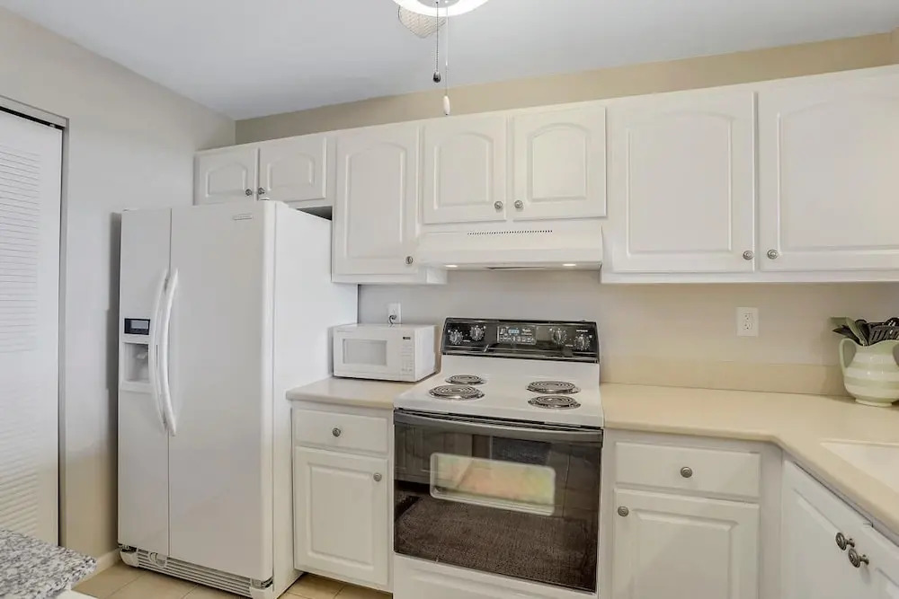 Condo in community with beach access, pool and tennis