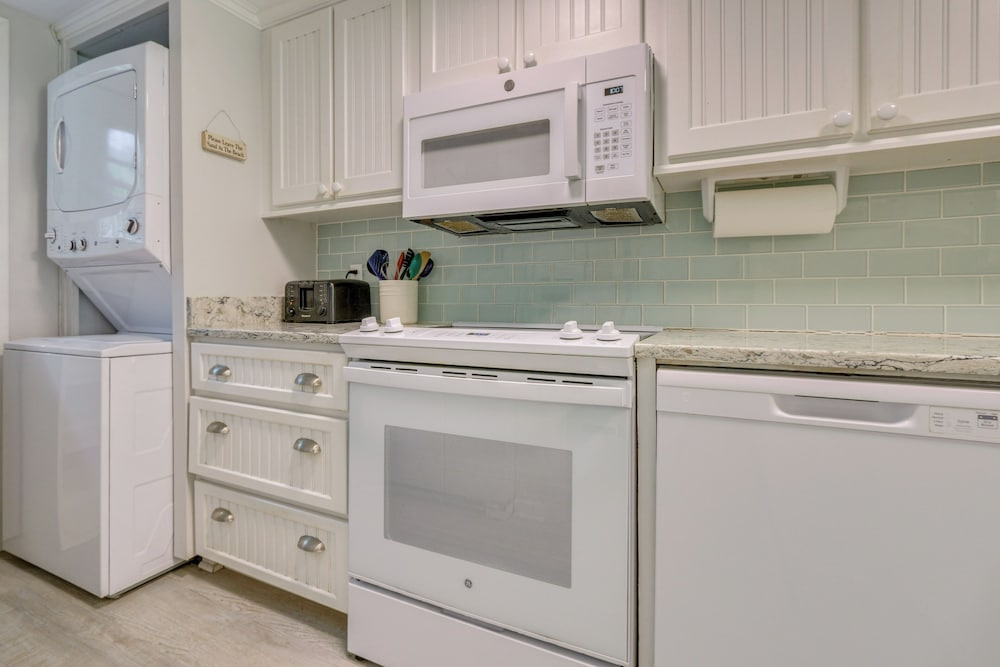 Walk to Beach! Hilton Head Island Escape w/ Pool
