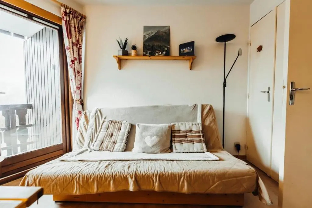Furnished studio with a balcony next to the Chattrix chairlift Rated 1 star