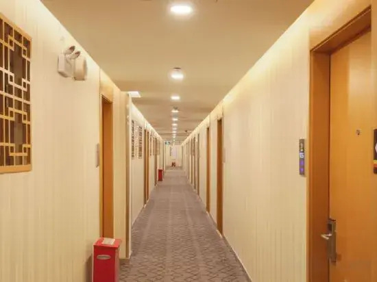 Super 8 (Beijing Life Garden International Hospital)