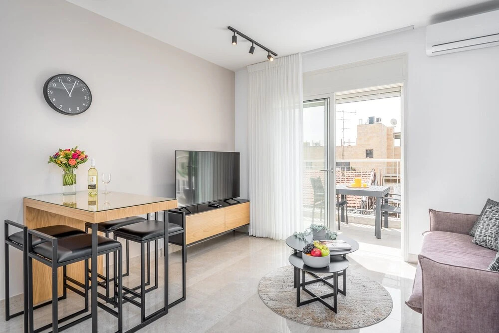 Stunning ONE bdr big Balcony