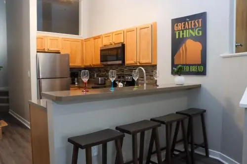 The Lodge,Pets Ok, WiFi, Near Hospital, KingBed, Monument Circle