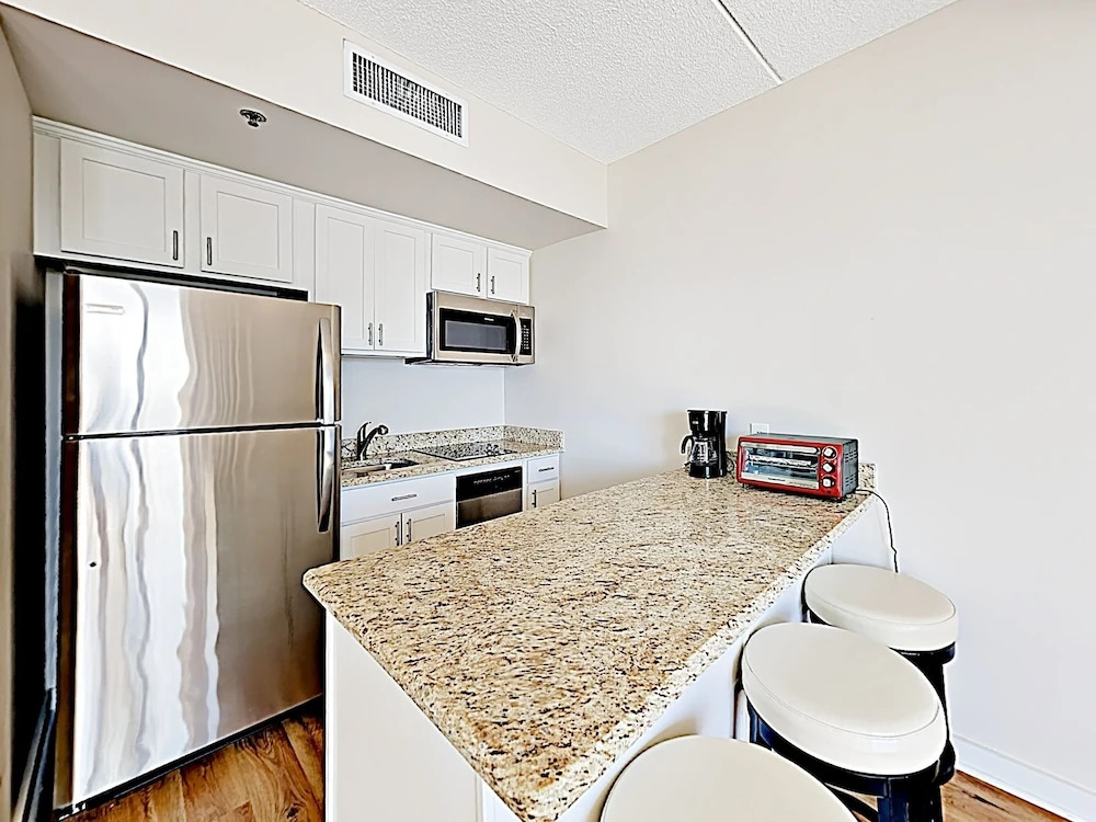 Downtown W/ River View, Near Shops & Beaches 1 Bedroom Condo