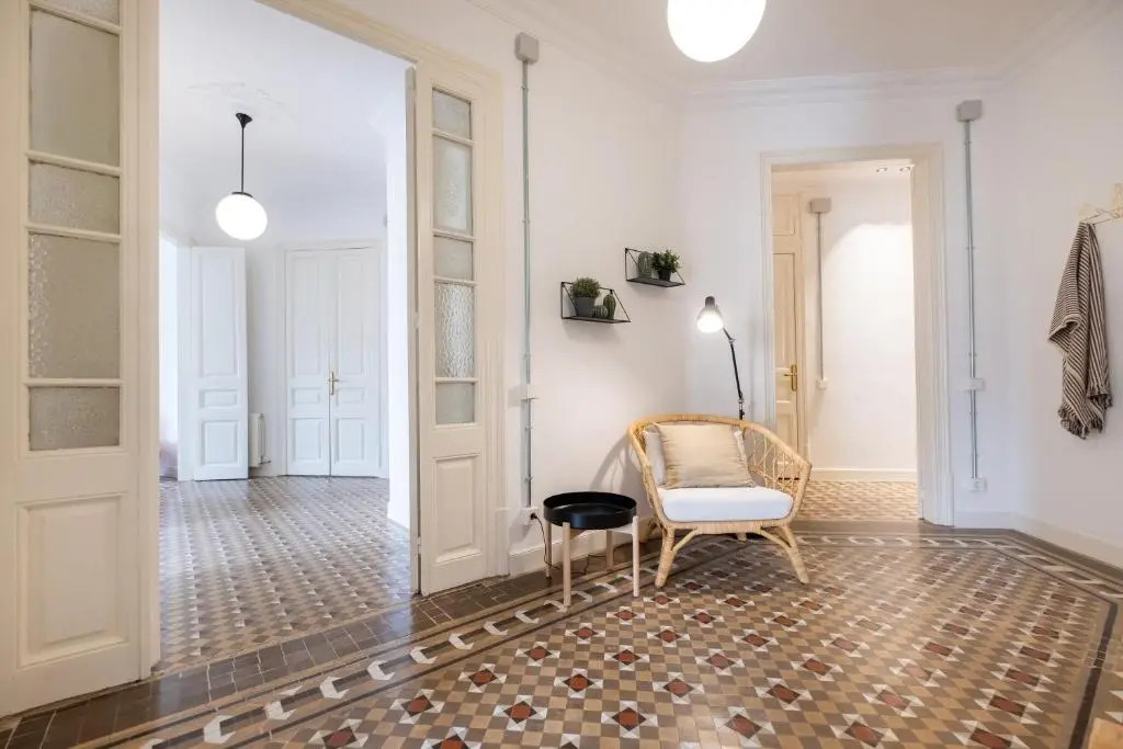 Sunny and Modernist apartment for groups in center