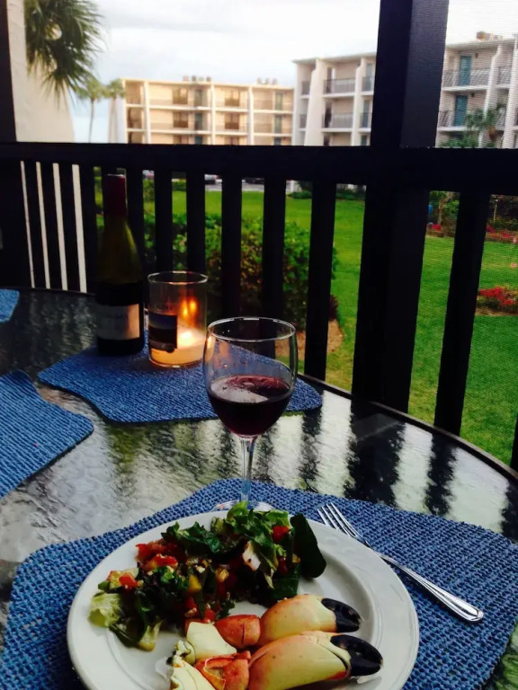 Sanibel Island Studio: Pool Access, Walk to Beach