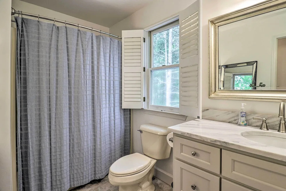 Highlands Cottage w/ Sunroom ~ 1 Mile to Downtown!