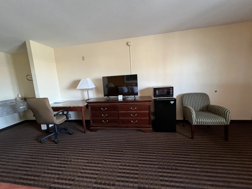 Scottish Inn & Suites - Eau Claire