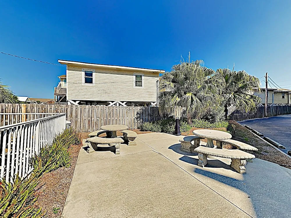 New Listing! Gulf Oasis W/ Pool - 1 Block To Beach Condo