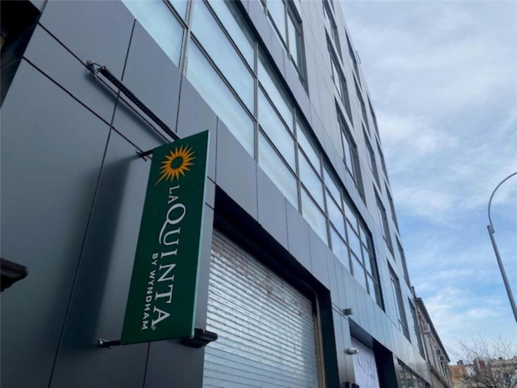 La Quinta Inn & Suites By Wyndham Queens NYC JFK AirTrain