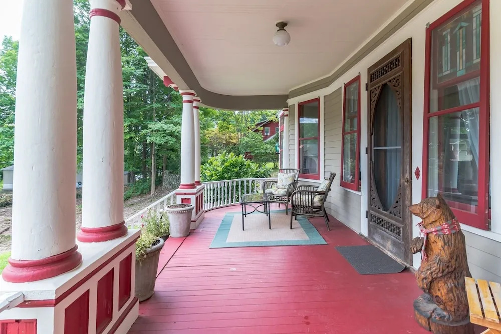 Spacious Victorian Home With Mountain Views And Lots Of Fun Extras!! 5 Bedroom Farmhouse by RedAwning
