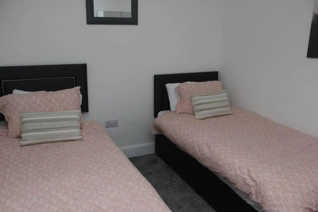 Newly Refurbished 3 Bed 2.5 Bath House in Staines