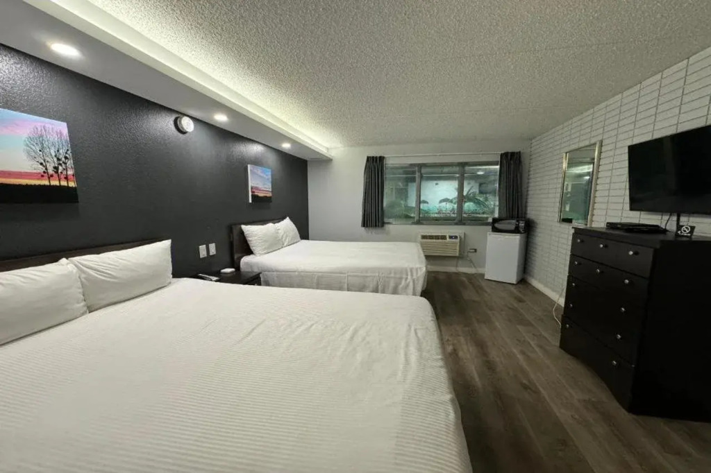 Canadiana Motor Inn