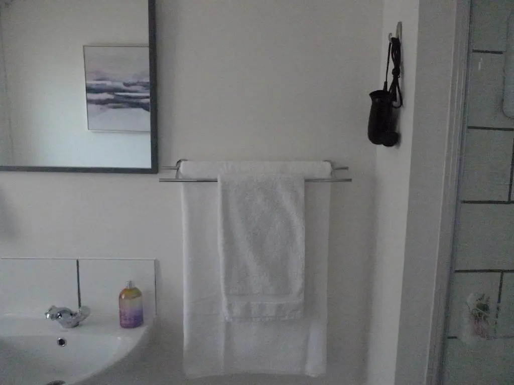 Whole Apartment With Balcony, Breakfast & Parking