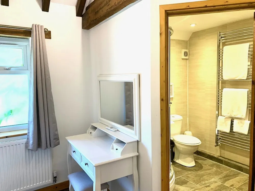 Flint Cottage - Sleeps 6 - Private Woodland