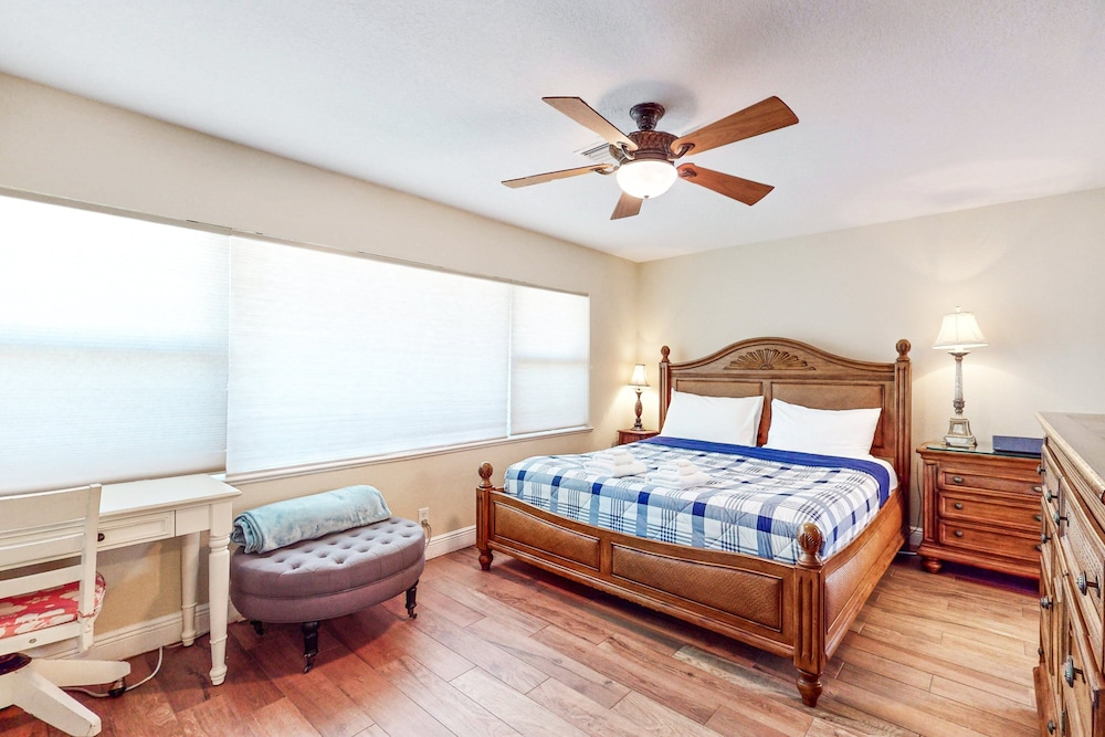 Dog-friendly Lakefront Home With Private Dock & Beach - Snowbirds Welcome
