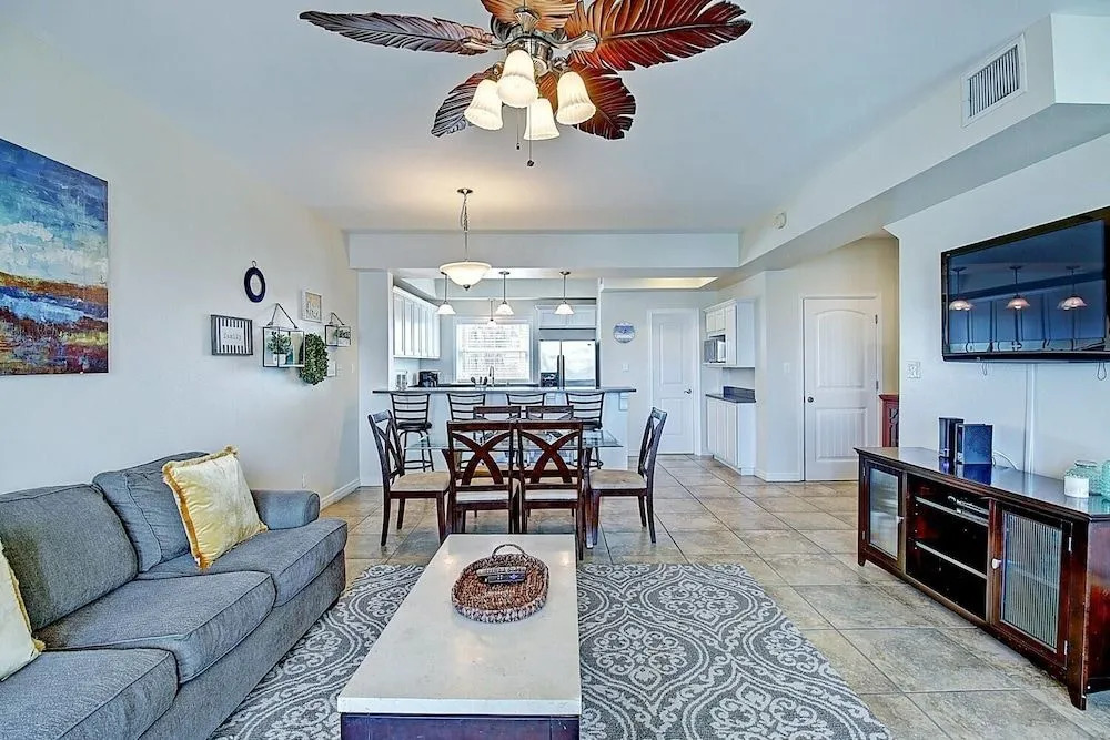 Anchor's Away 2 Bedroom Condo by Redawning
