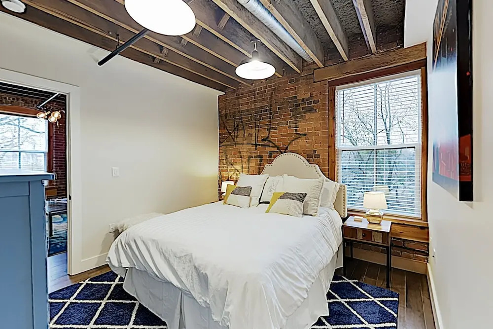 New Listing! Stylish W/ Pool At The 1865 1 Bedroom Condo