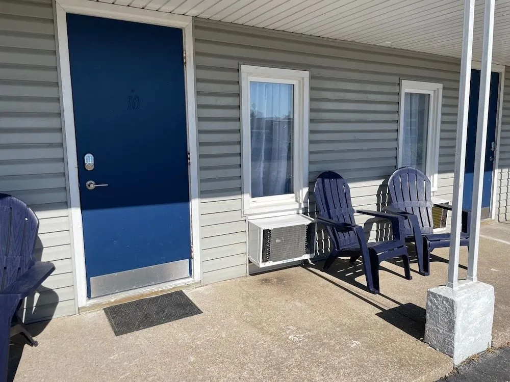 Anchor Bay Inn and Suites