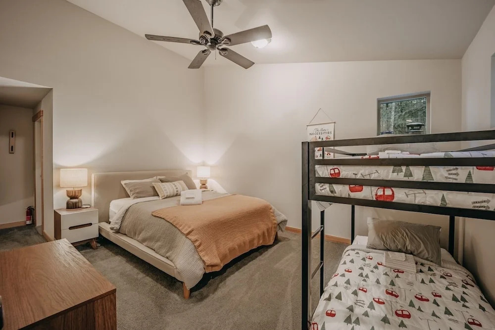 52gs - Hot Tub - Wifi - Pets Ok - Wood Stove - Sleeps 6 2 Bedroom Home by RedAwning