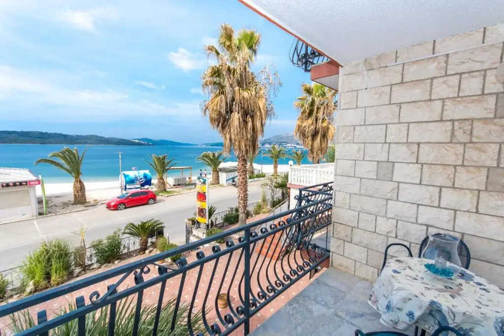 Villa Okruk-10 meters away from the beach