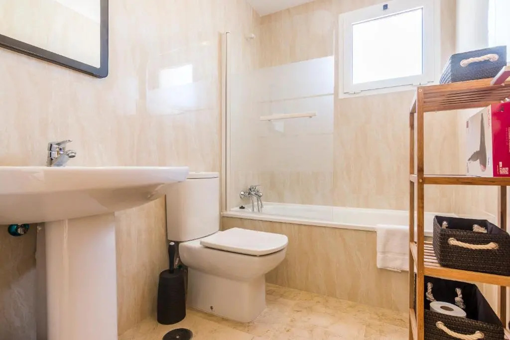 2197-Superb 2bedrooms in residence with pool!