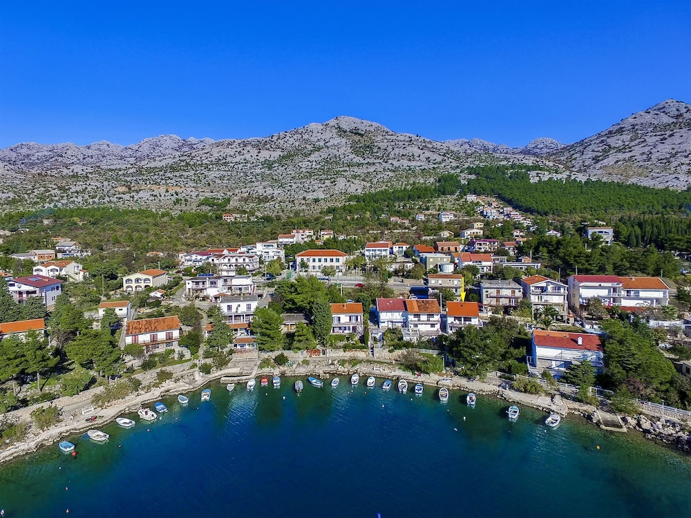 Modern Apartment in Starigrad Paklenica with Barbecue
