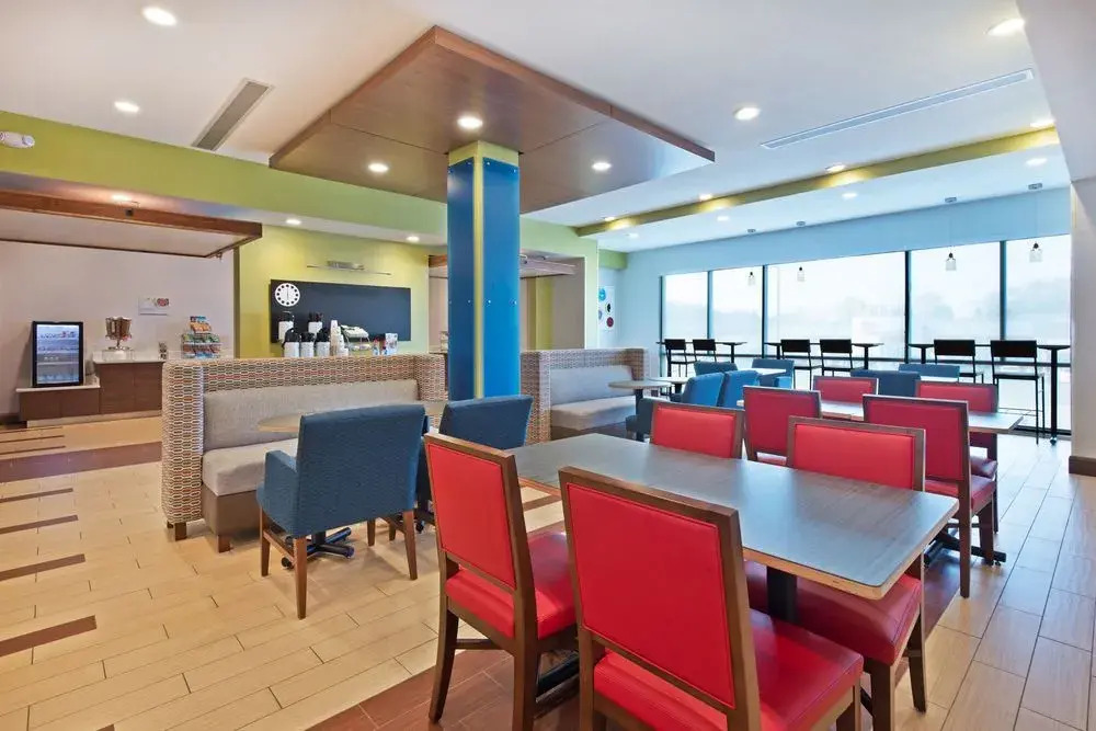 Holiday Inn Express & Suites Uniontown by IHG