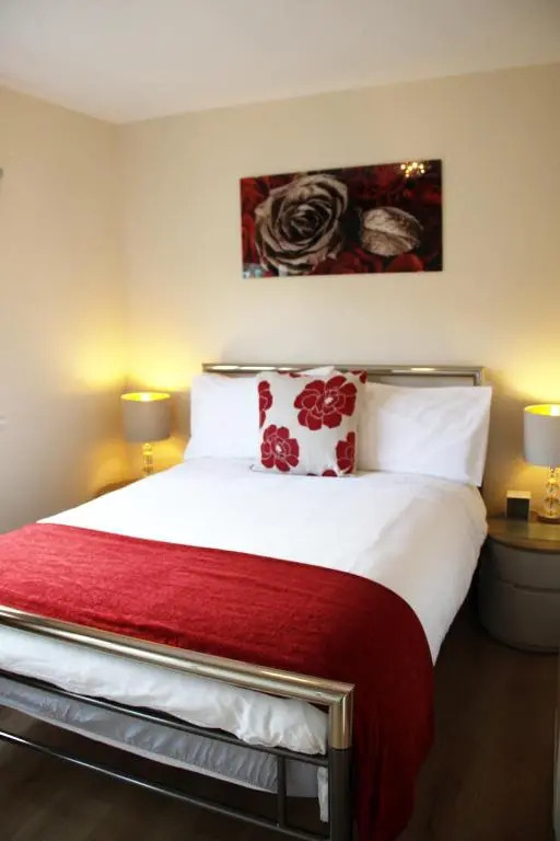 City Centre Town House with Riverside Views and Free Parking 1BAK