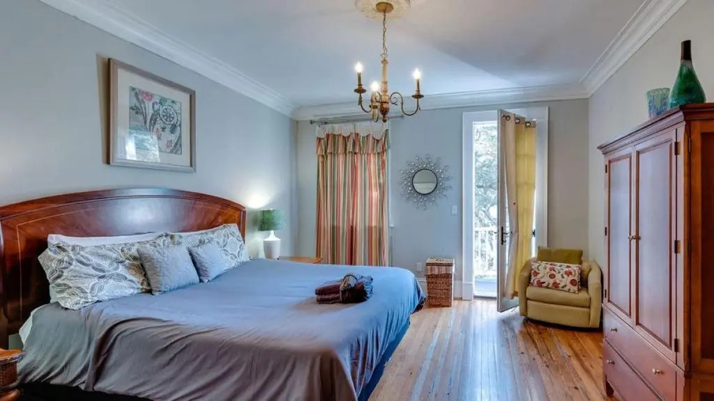 201 York #3 · Homey Downtown 2 Bedroom Steps from the River
