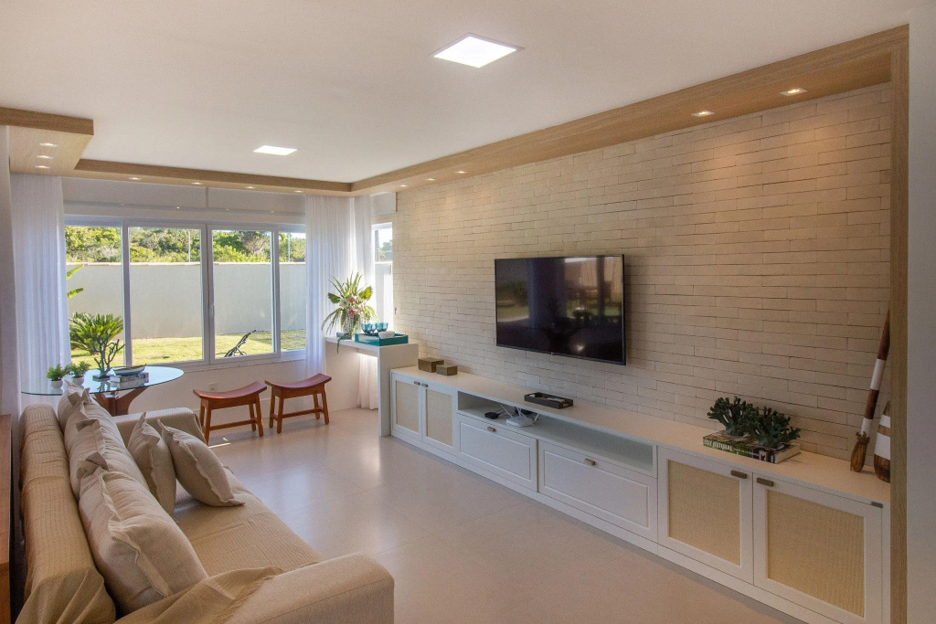 Casa Moderna e Luxuosa com Quatro Suítes Próx a Rua das Pedras Por Luxury Rentals
