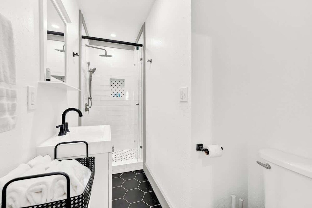 Brand New Private Pool and Hot-tub Near Main!
